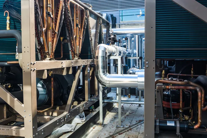 Diseño innovador de sistemas de tuberías y refrigeración en un entorno industrial