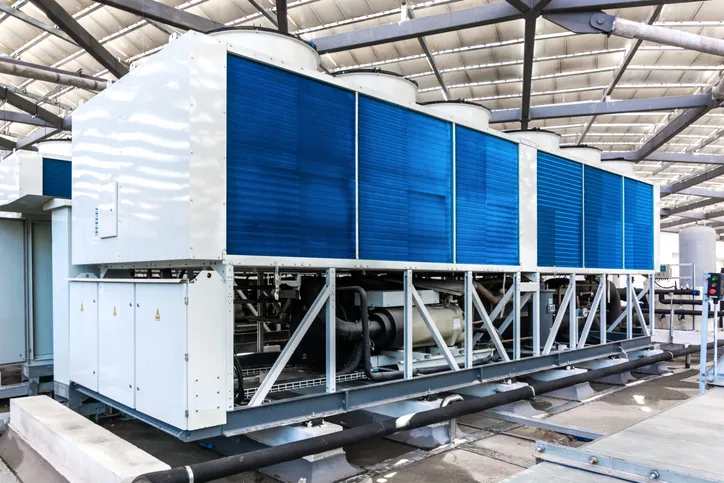 Tuberías del sistema de ventilación de un gran almacén de distribución