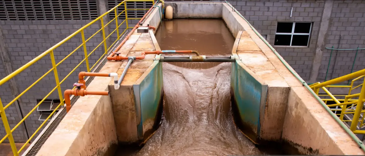 Imagen de ¿Qué es el pretratamiento de aguas residuales y por qué es crucial en las plantas de tratamiento?