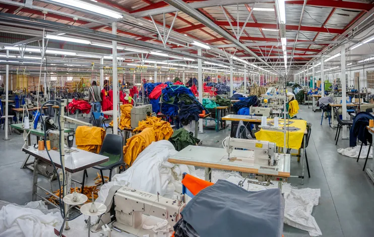 Fabrica textil con una gran cantida de mesas de trabajo