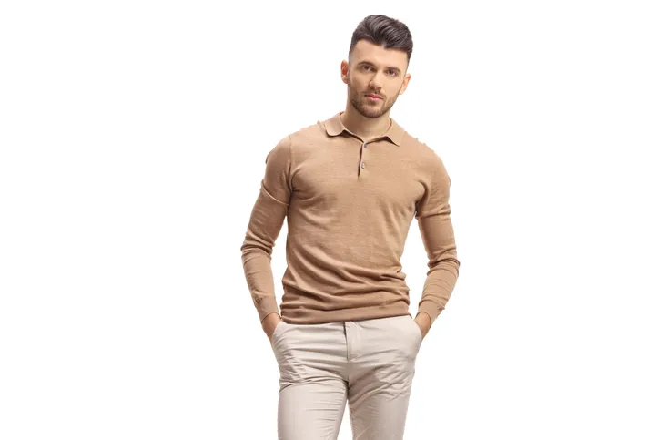 Hombre con playera color cafe claro con manga larga 