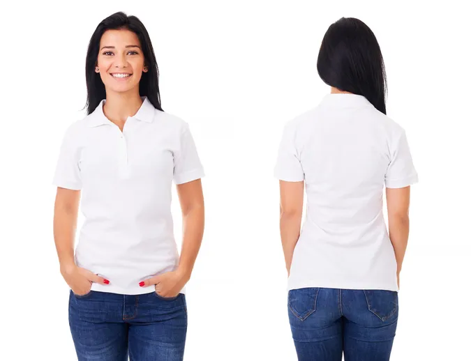 Mujer mostrando playera tipo polo color blanco 