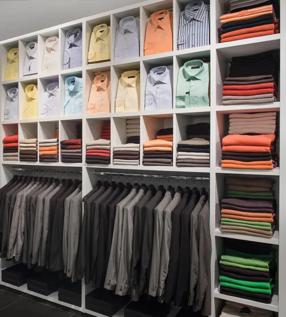 Tienda de ropa corporativa con una gran diversidad de camisas de varios colores 