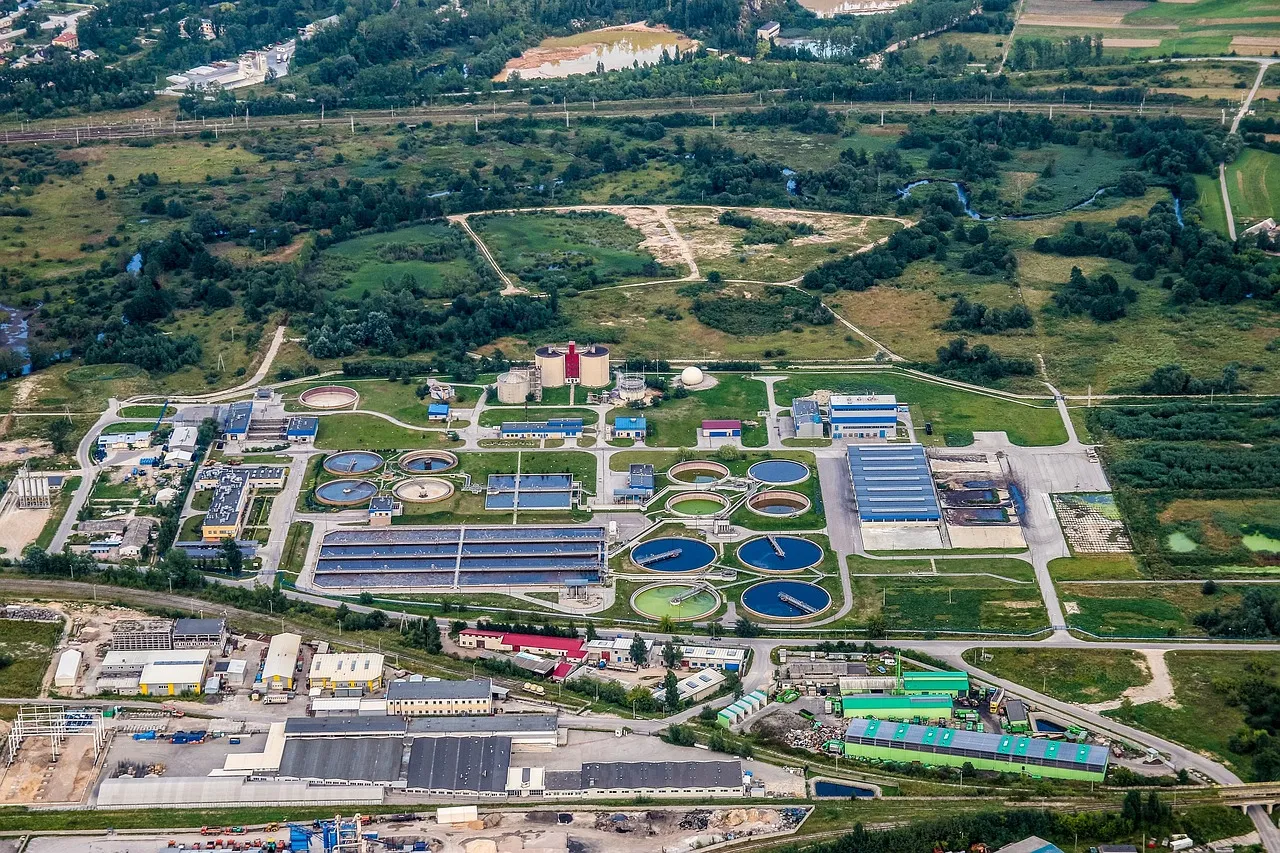 Panoramica de una planta de tratamiendo de aguas residuales proveniente del drenaje