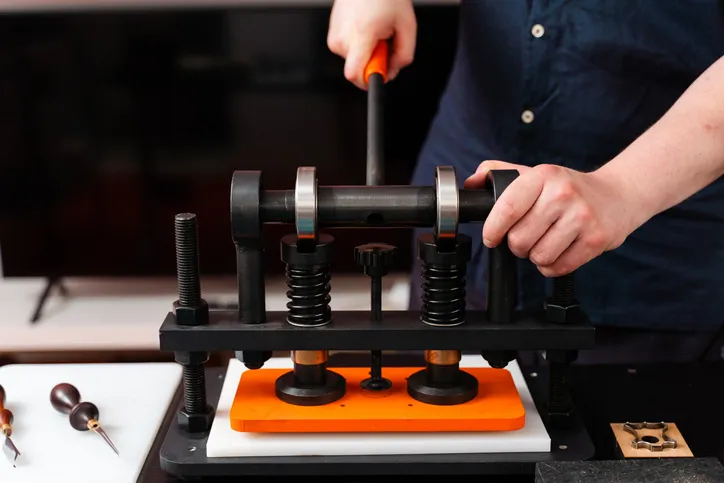 El prensado de cuero aporta resistencia y detalle a los diseños hechos a mano, creando resultados de primera calidad