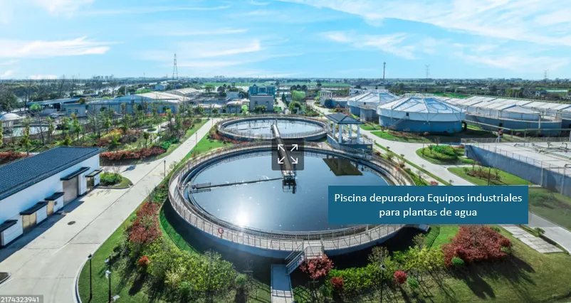 Fotos de aguas residuales. Panoramica de una planta de tratamiento de aguas residuales. 