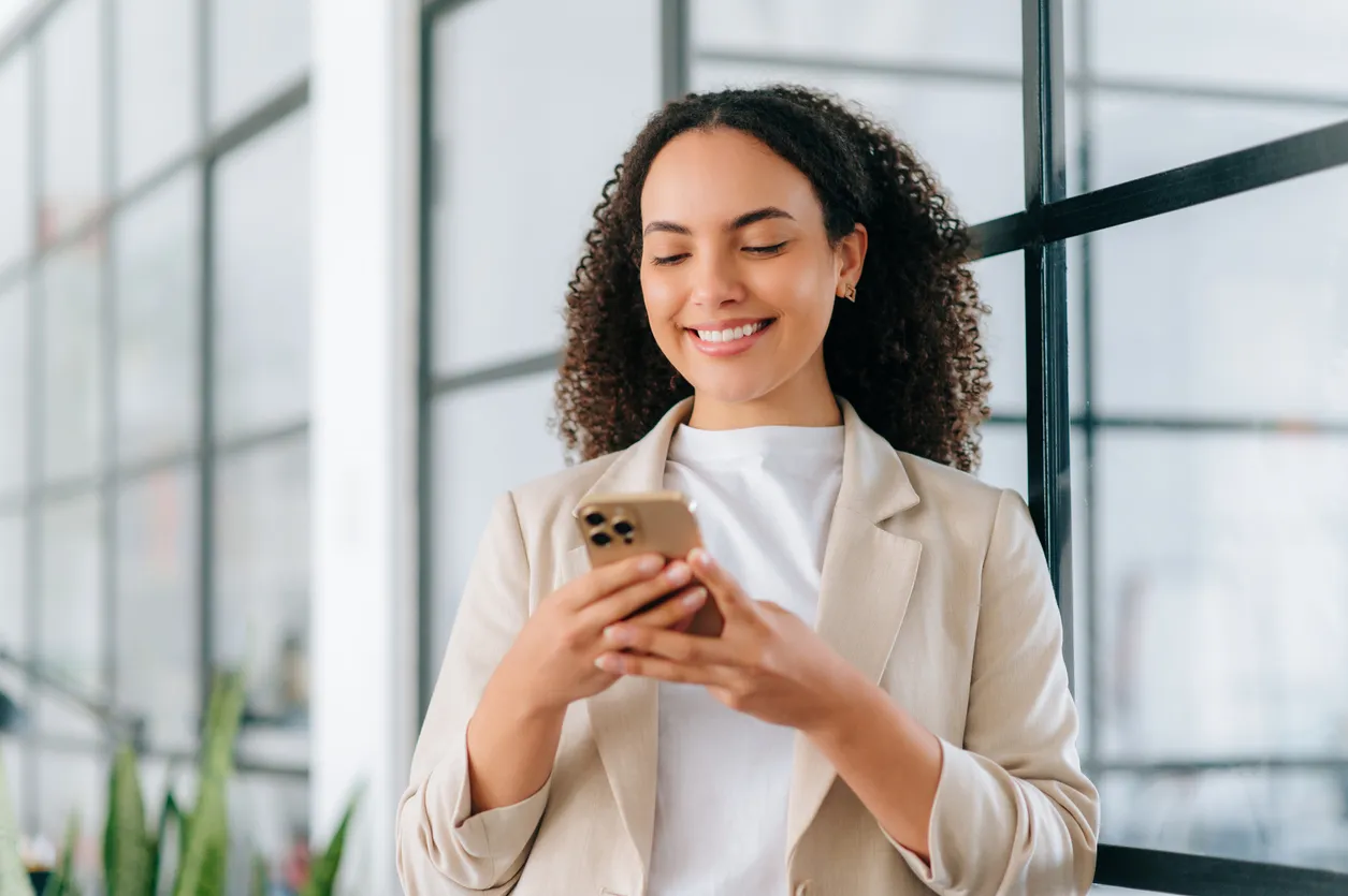 Mujer con un celular en sus manos. Los celulares de alta gama representann el 11% de los teléfonoso en México