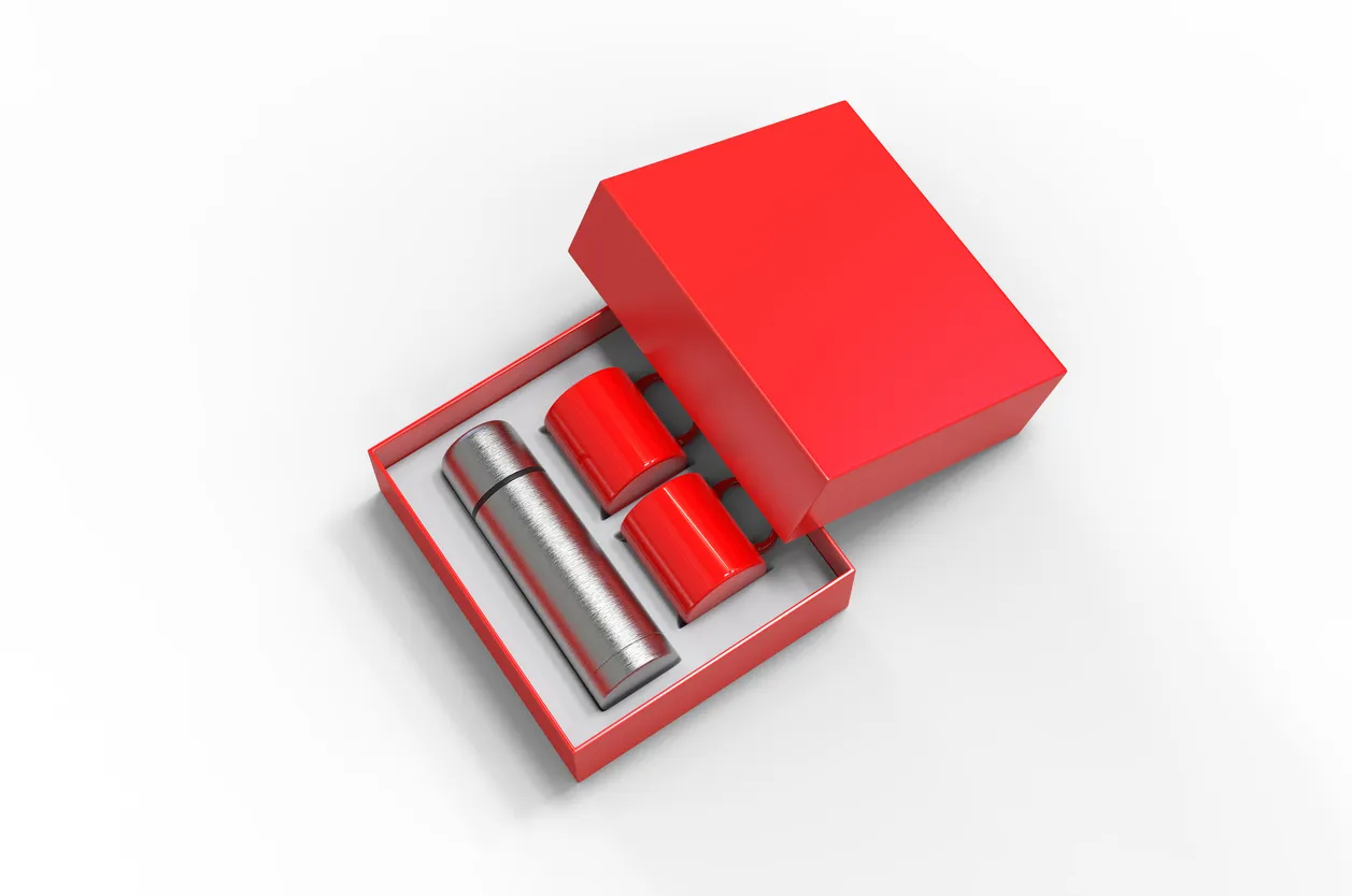 Matraz de acero inoxidable en blanco con dos tazas de café en una caja para la marca,  un souvenir empresarial perfecto