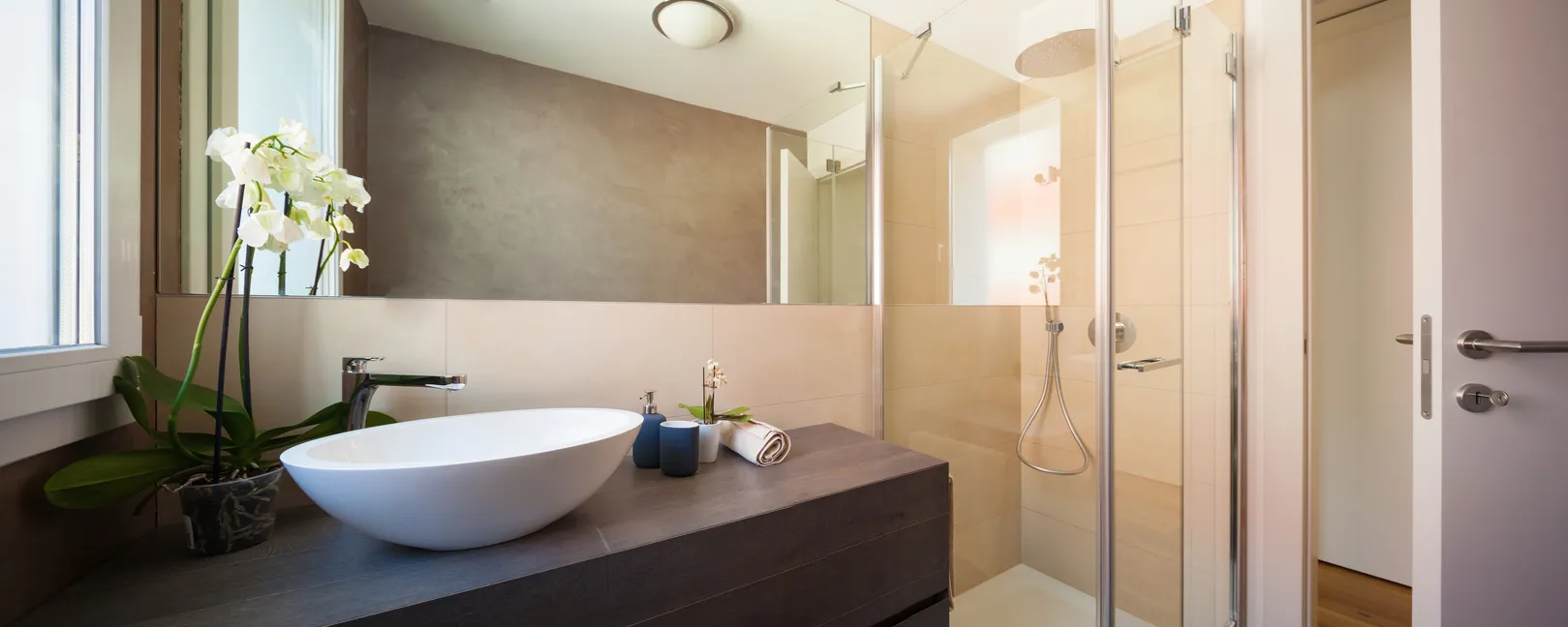 Vista cercana de un cuarto de baño elegante. Lavabos de baño modernos