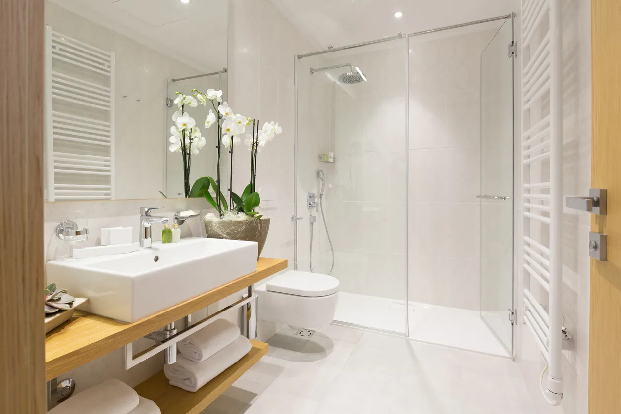 Ideas de baños modernos y sencillos. Bonito lavabo volado y enorme espejo.