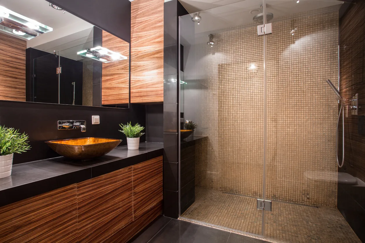 Diseños de baños para casas. Moderno baño en color café y gran espejo.  