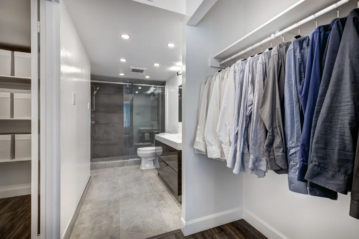 Un edificio de apartamentos con baño, cocina nueva, pisos nuevos, balcón, todo pintado de blanco. Baño con clóset