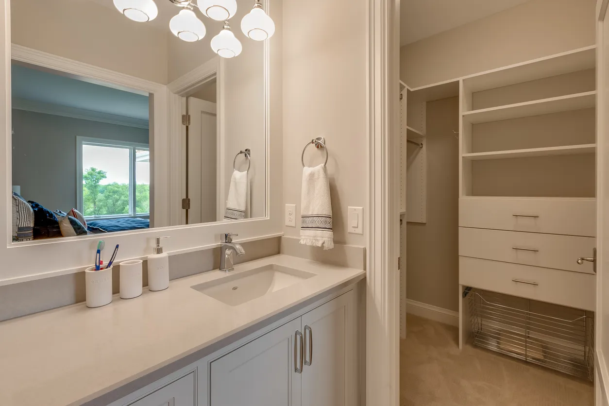 Espejo en la pared del baño con clóset 