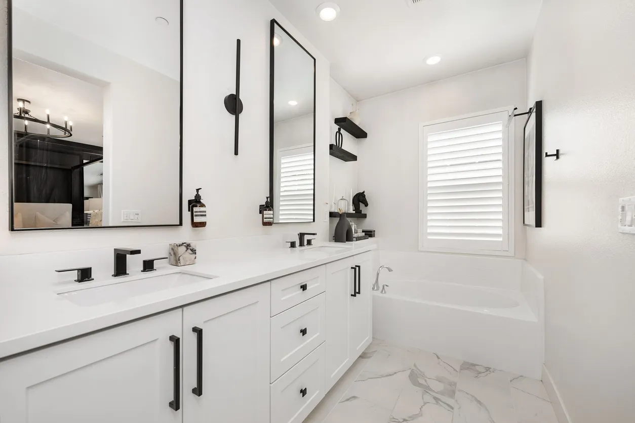 Baño minimalista de Lujo color blanco
