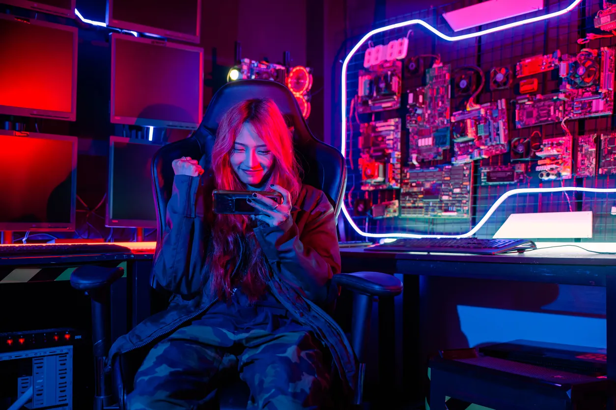 Chica con su celular gamer de alta gama 