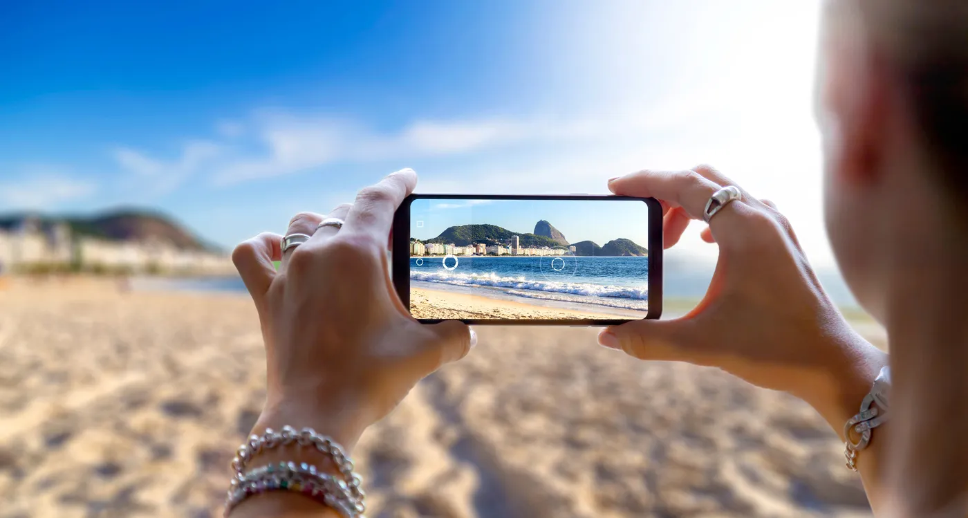 Tomando fotos al mar con el mejor celular para fotos