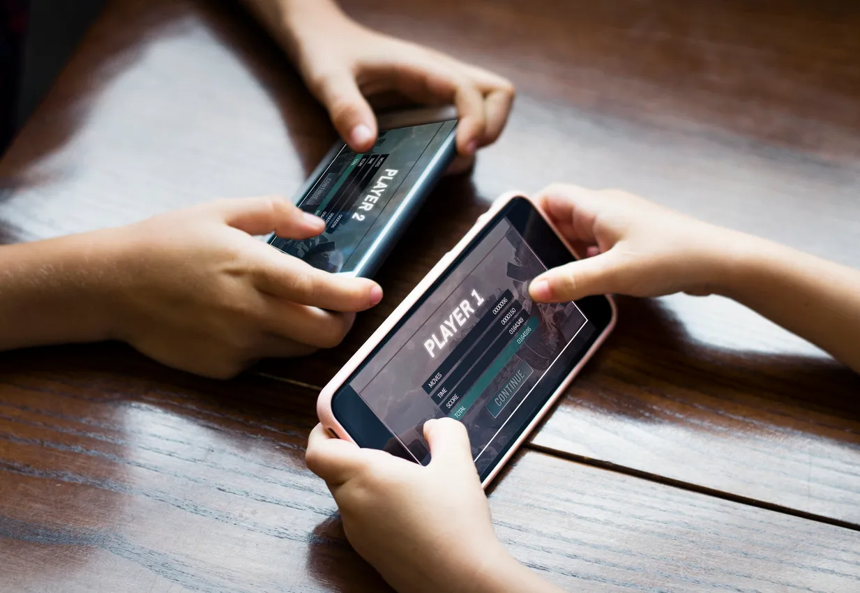 Personas jugando con un celular de gama media