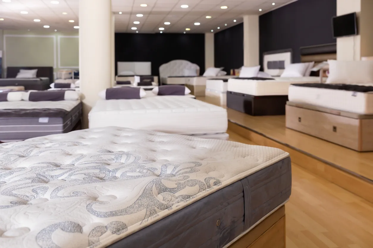 Primer plano del nuevo colchón ortopédico moderno en exhibición para la venta en gran tienda de muebles, colchón hotelero mat