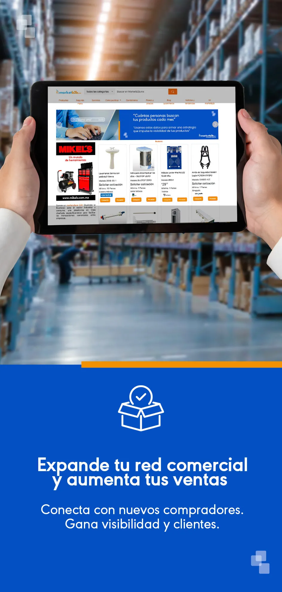 Trabajador con tablet en sus manos revisando la pagina de marketb2b