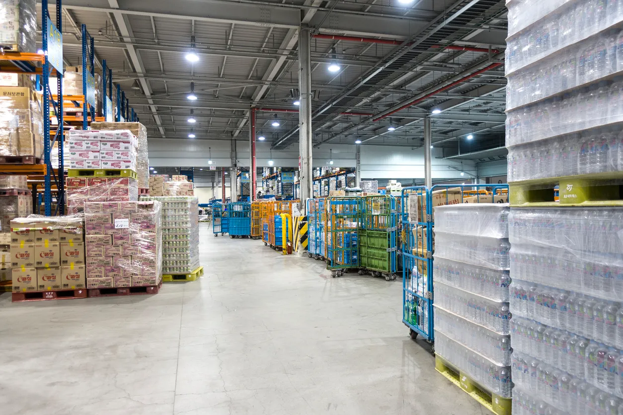 Almacen tienda de venta de abarrotes al mayoreo con enormes anaqueles.