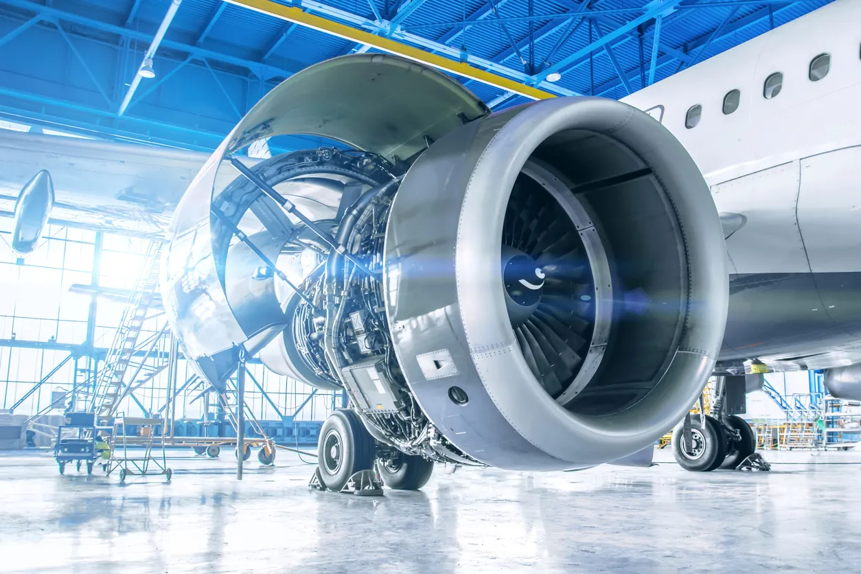 Mantenimiento de motor de avión del ala del avión. En esta industria también se usan los atornilladores electricos.