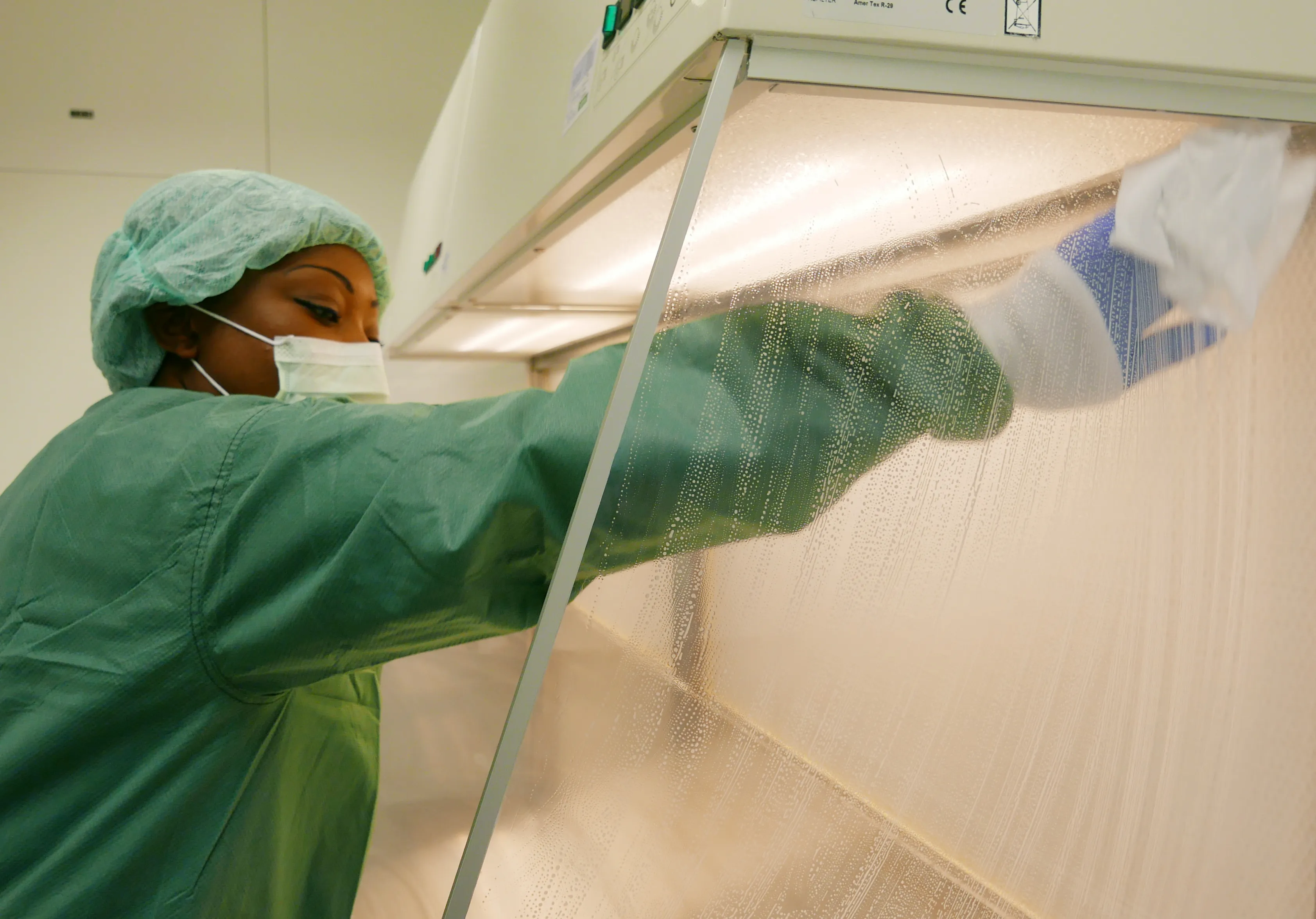 Persona realizando una profunda limpieza en hospital. El uso de sanituzantes y detergentes es esencial