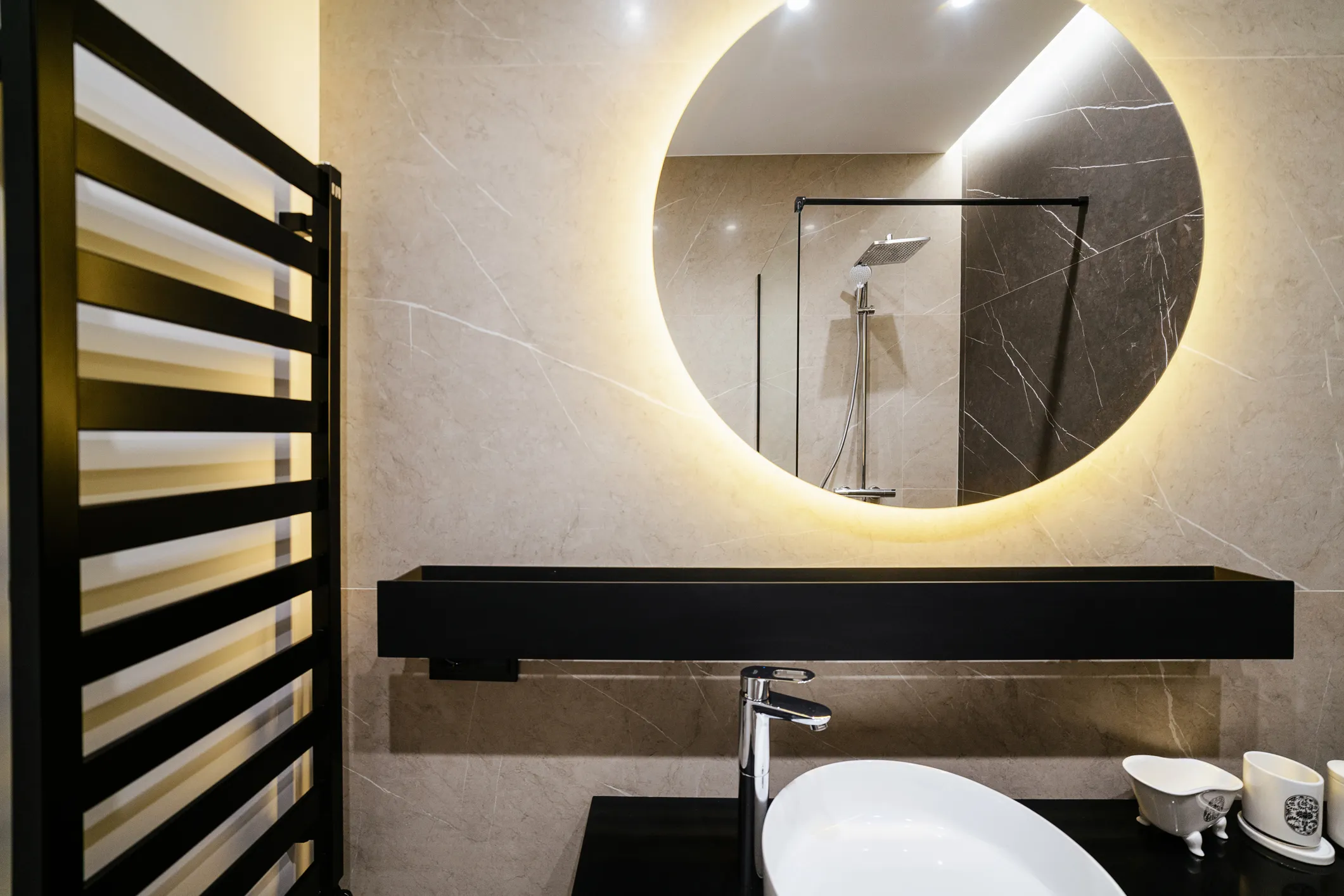 Espejo grande y redondo con iluminación en el baño. Espejos para baño con luz son muy buscados por los clientes.