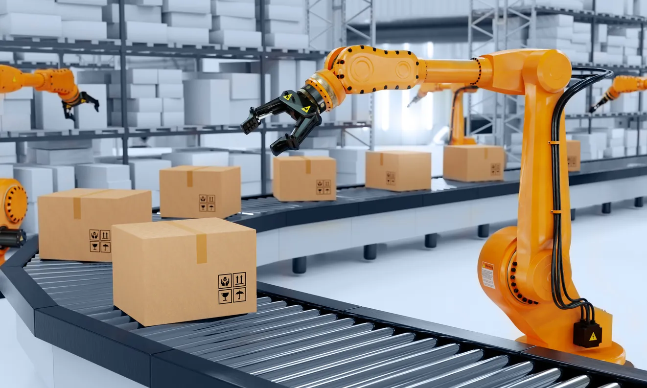 Se muetra banda transportando cajas de un producto y un brazo robotico. El realizar un calculo del costo de ventas es vital.