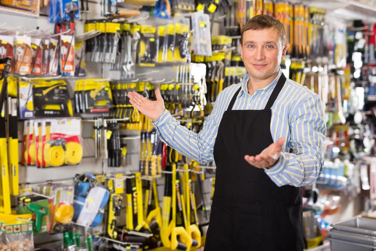 vendedor en tienda de equipos y herramientas