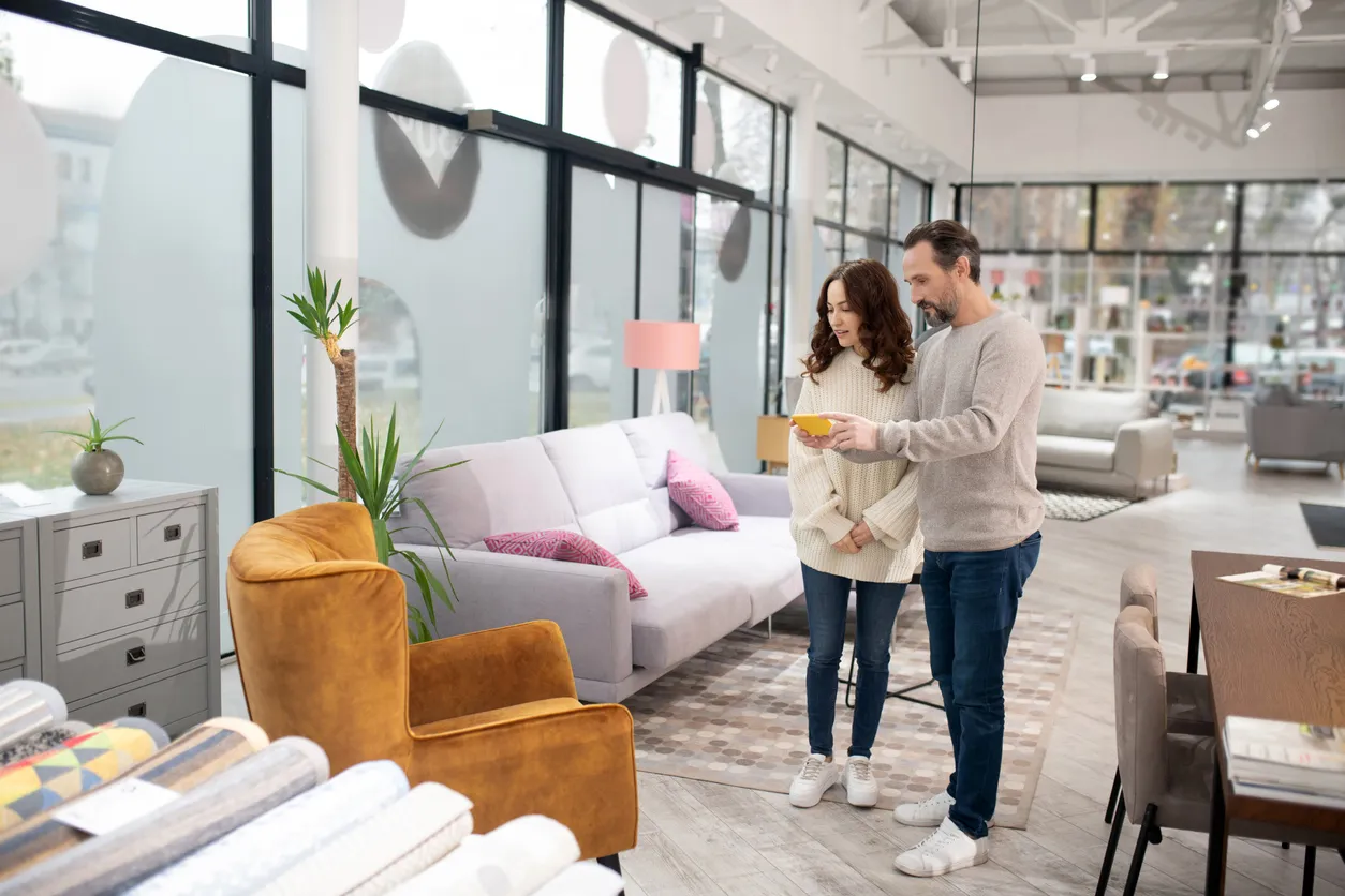 Pareja comprando en tienda de muebles