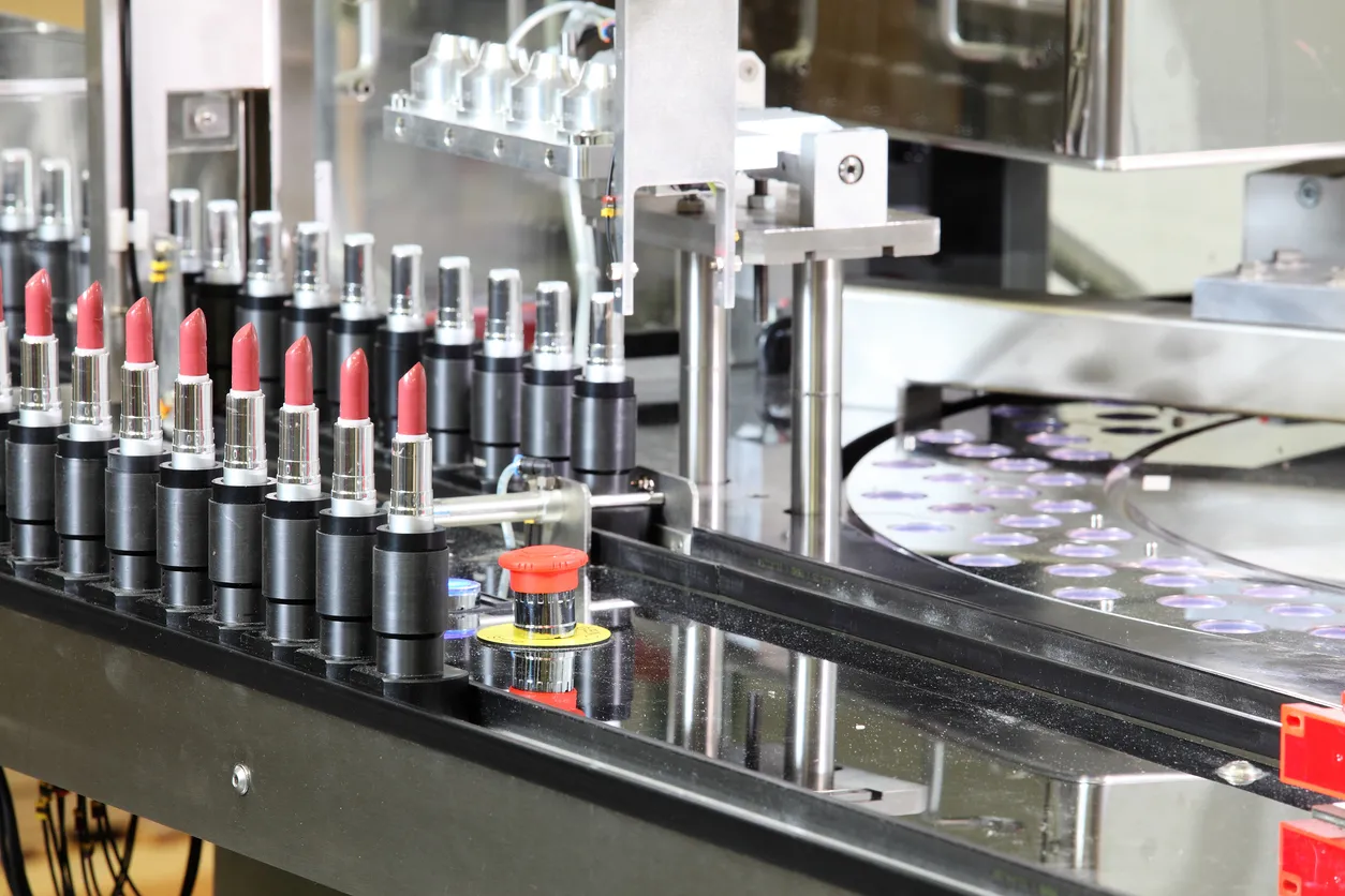 Una máquina de envasado de lápiz labial. En la industria cosmética se usa el agua bidestilada.