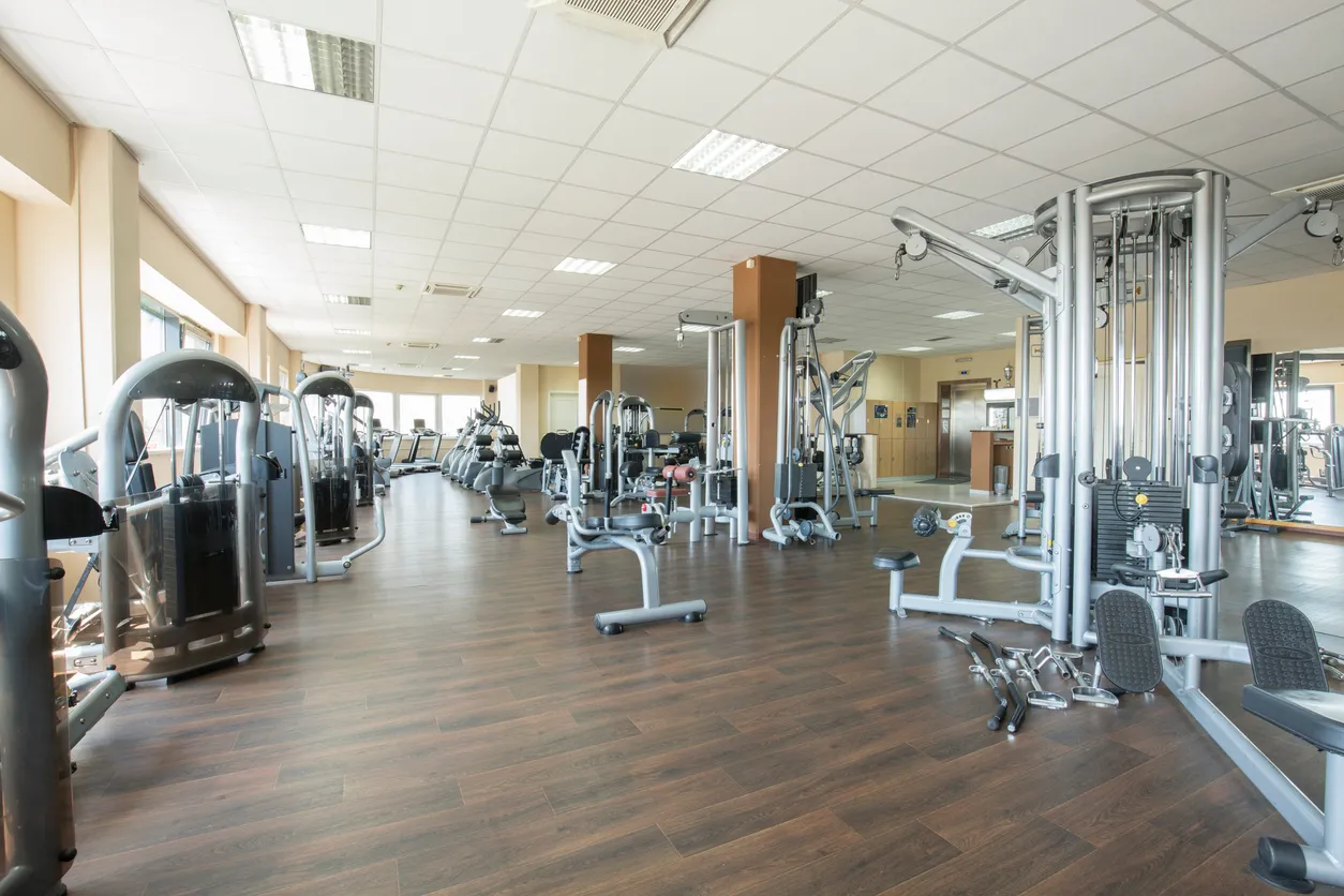 Amplio y moderno gimnasio con gran cantidad de aparatos y grandes ventanales. Ideal el uso eficient de aire lavado portátil. 