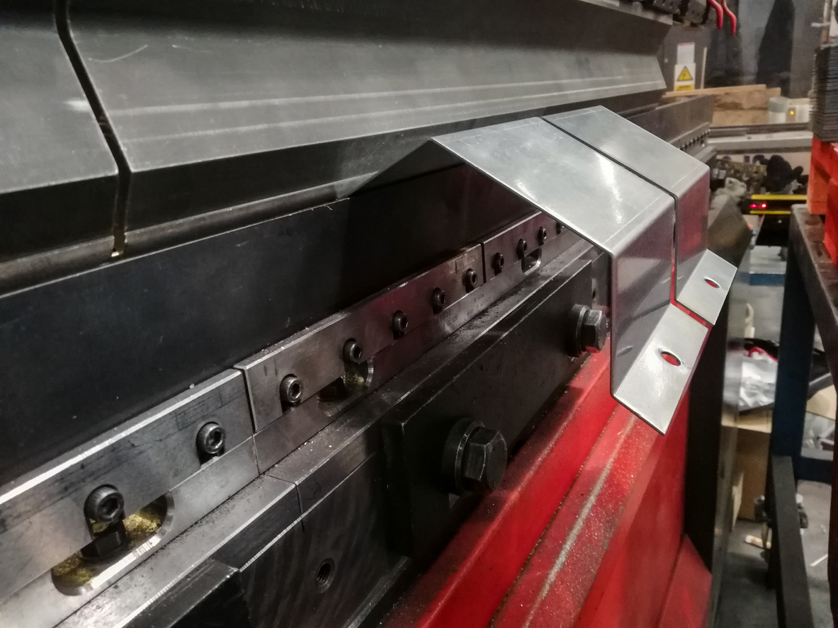 Primer plano de la prensa de metal industrial 