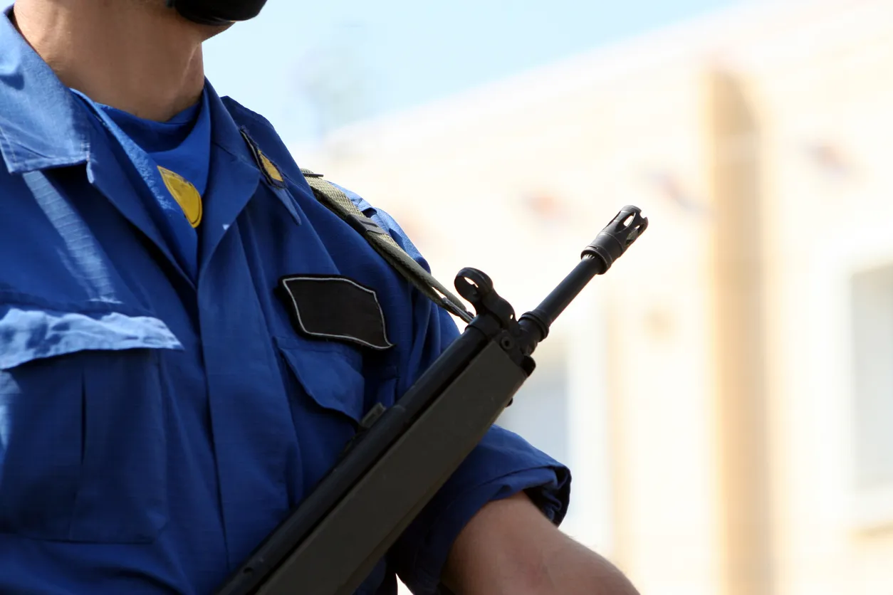 ¿Los guardias de seguridad pueden portar armas? Reglas, licencia colectiva y requisitos