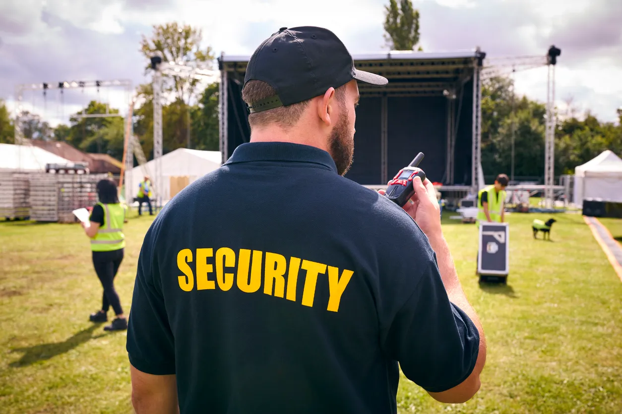 Persona de seguridad privada en evento al exterior
