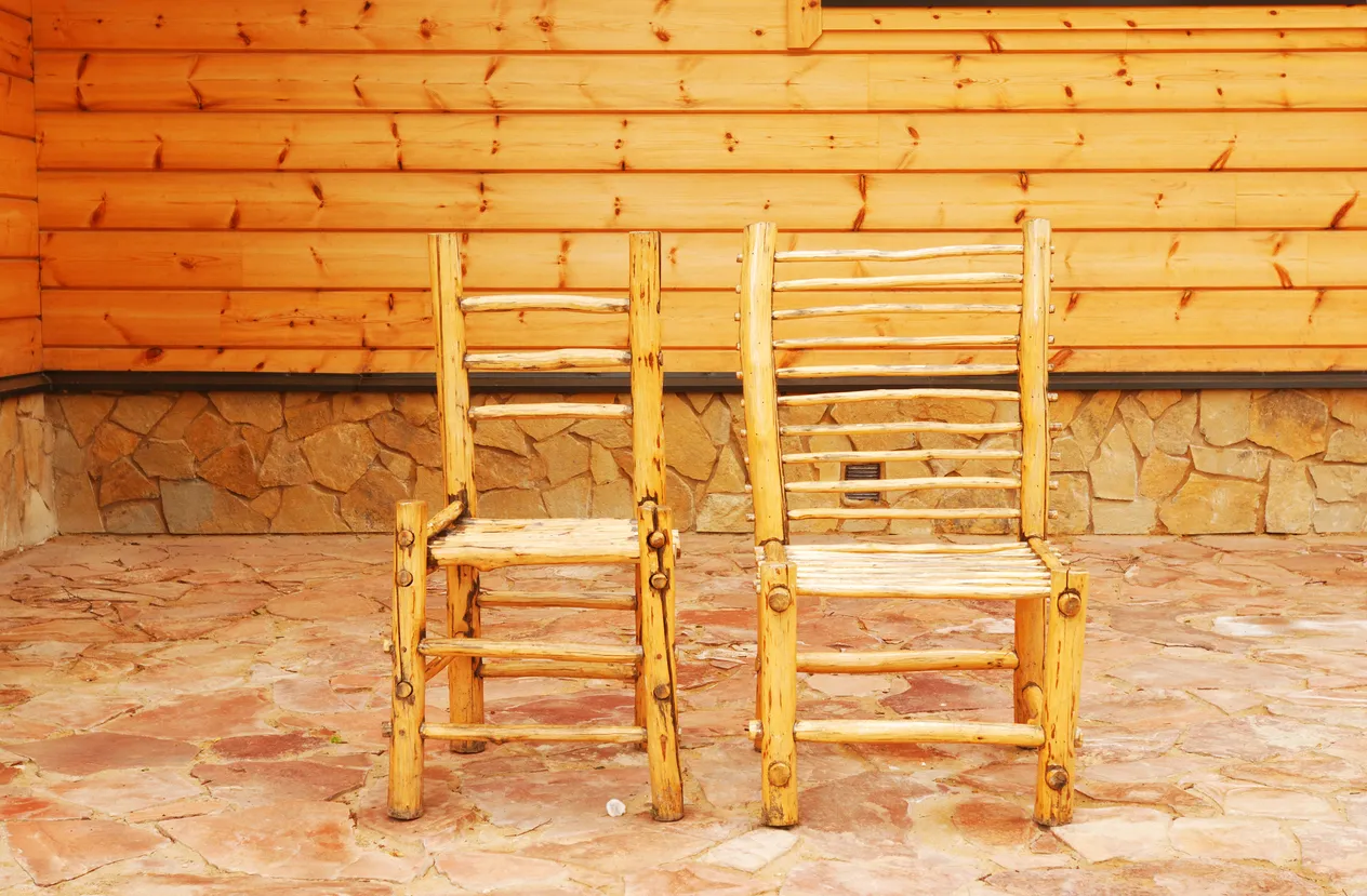 Sillas de madera rústicas: cómo elegir materiales, acabado y precio (guía 2026)