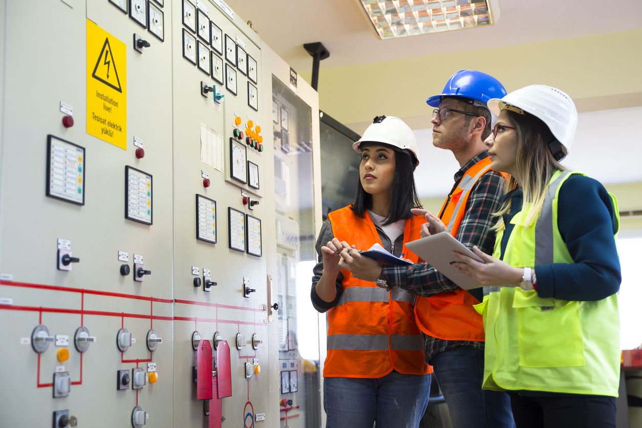 Trabajo en sala de Control de energía 