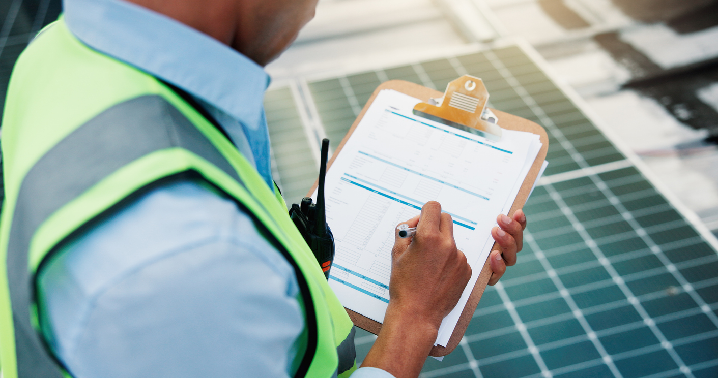 Paneles solares, redacción y manos con lista de comprobación, revisar la producción de energía y el estado de la red