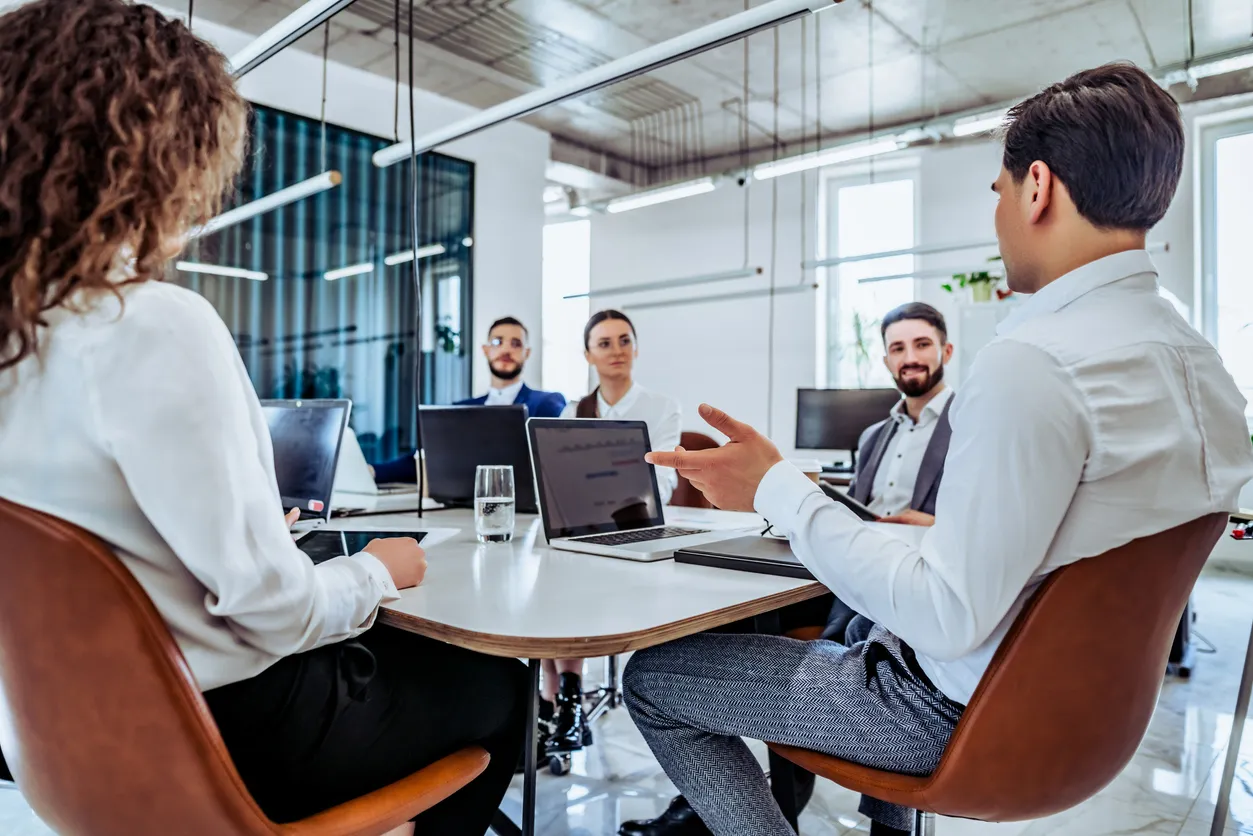 Presentando una propuesta de servicios a un nuevo cliente en una sala de juntas