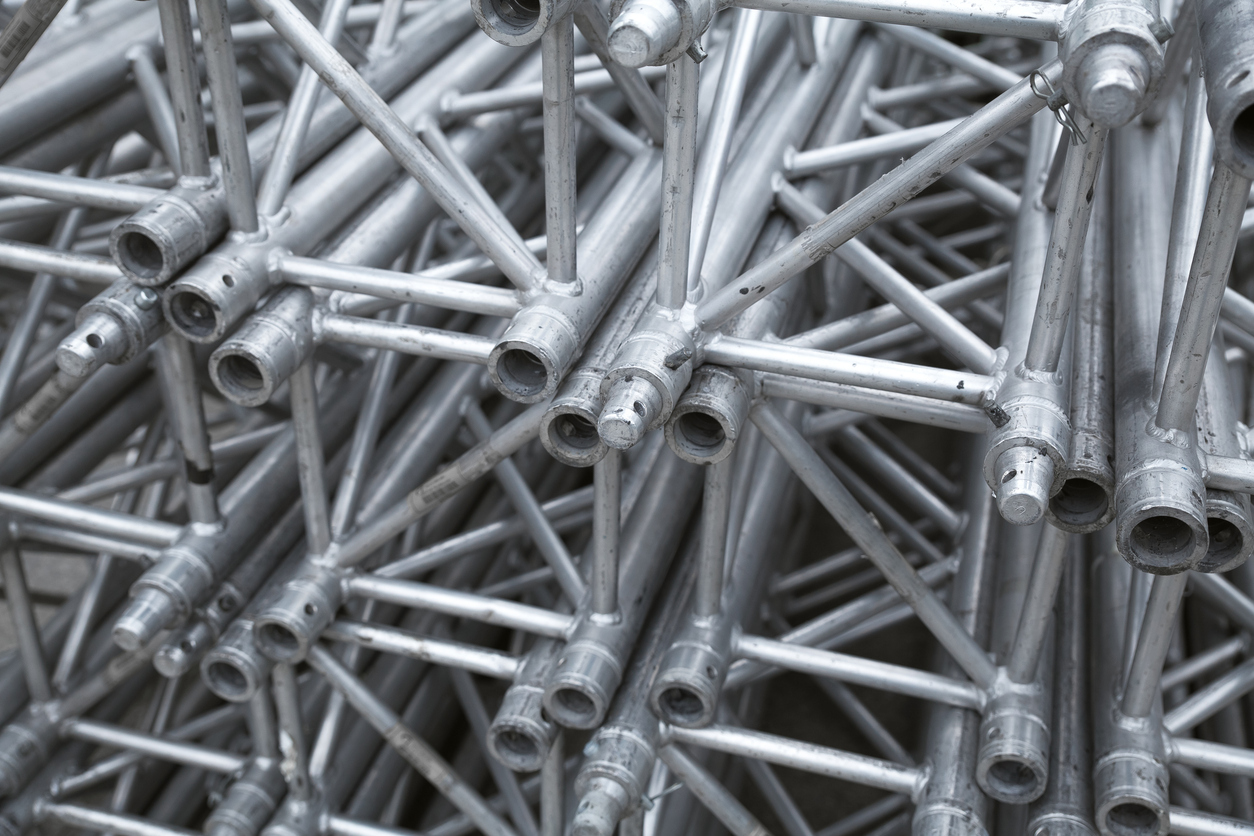 Muchos de los soportes de metal en stock