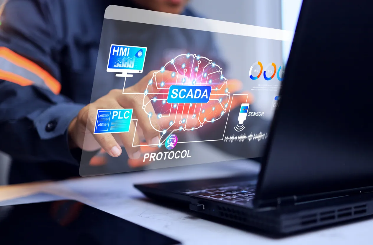 Concepto de sistema de control supervisorio y adquisición de datos o SCADA con ingeniero trabajando de forma remota y monitor