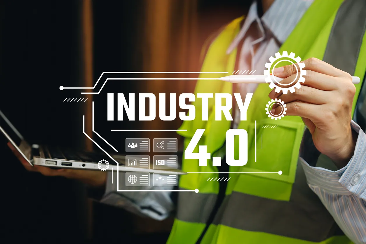 Concepto de Industria 4.0. Empresario con portátil con iconos de automatización digital e interfaz tecnológica que representa