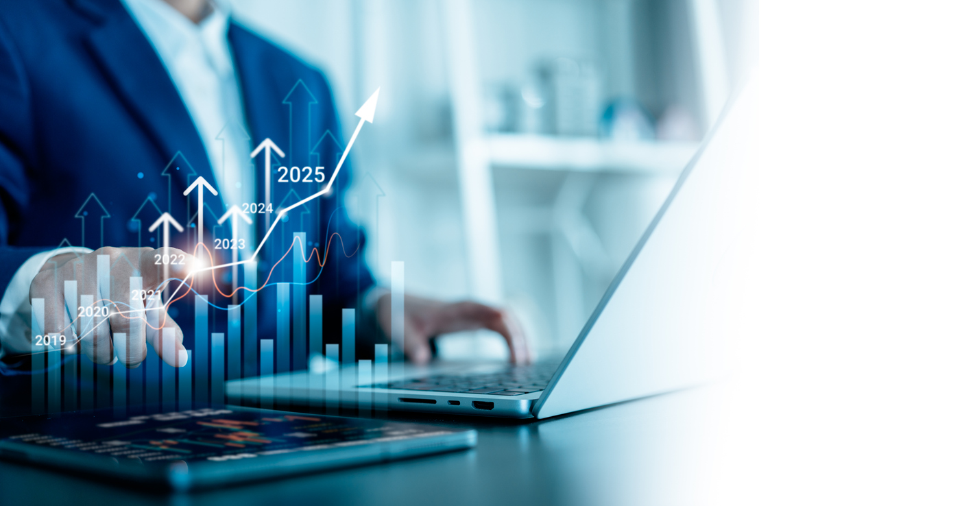 Mujeres de negocios que apuntan a la flecha hacia arriba virtual para pronosticar y analizar el mercado de valores y el año e