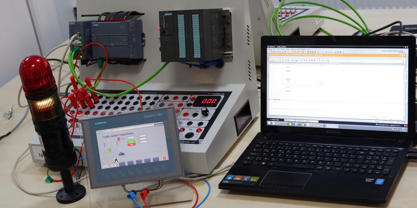 Equipos de curso de PLC y SCADA para preparación de Industria 4.0 en un centro educativo de automatización.