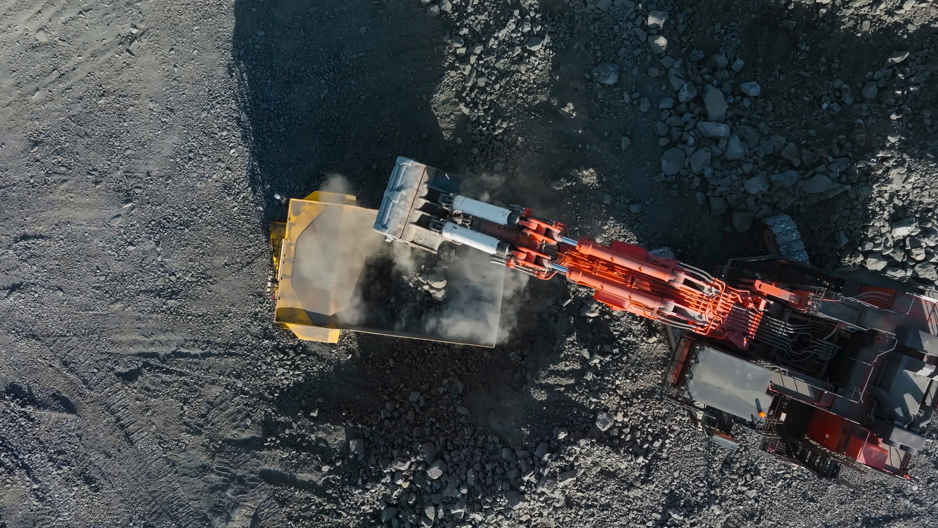 Maquinaria de construcción trabajando en mina a cielo abierto