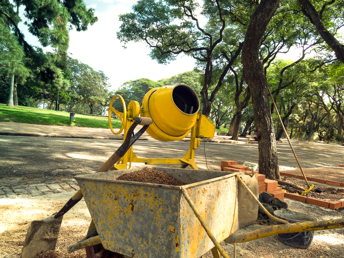 Máquina mezcladora de cemento de concreto amarillo en el parque.