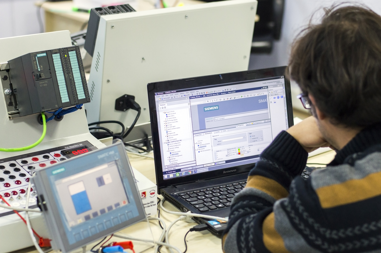 El estudiante está tomando el curso de PLC y SCADA para Industry 4,0 
