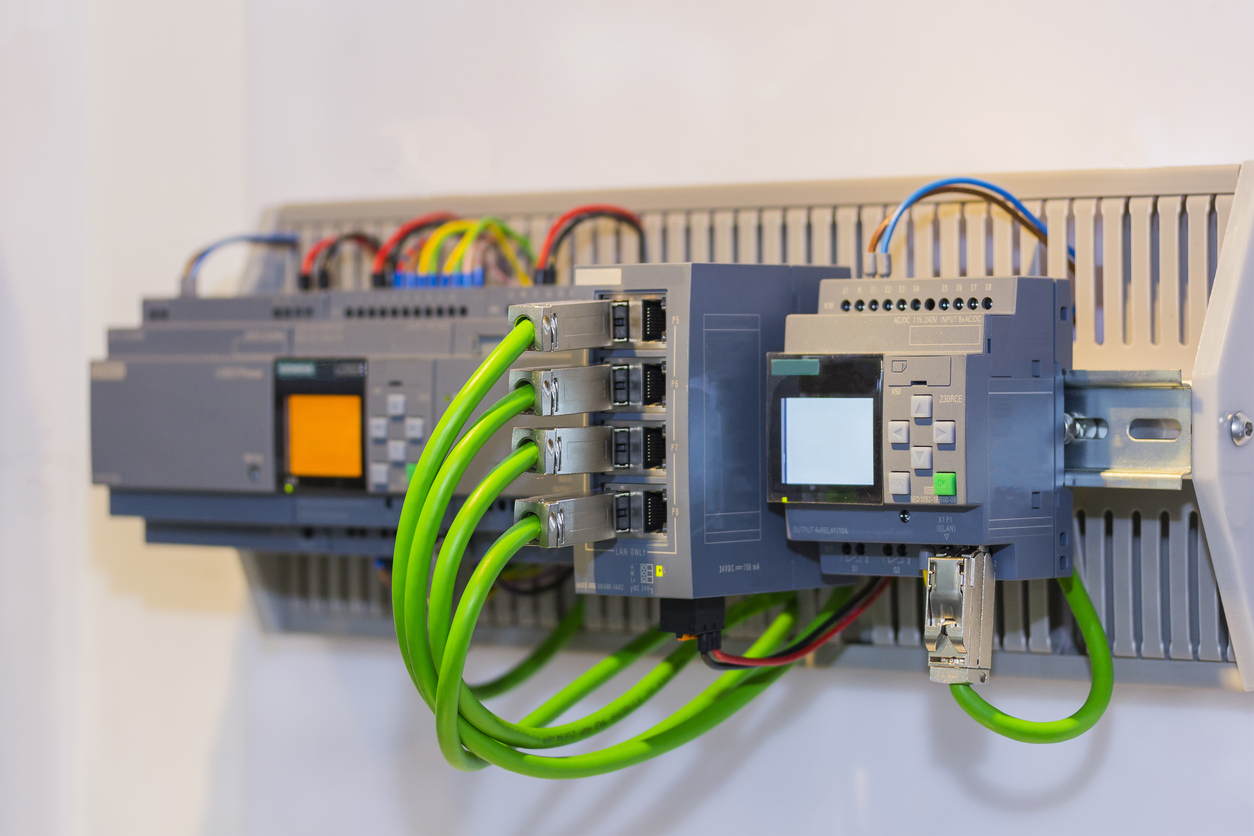 Controlador lógico programable automático PLC equipo de alta precisión para el control de máquinas o procesos de fabricación 