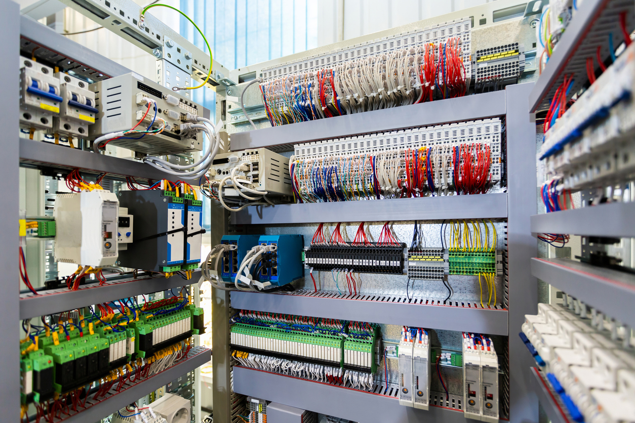 Armario eléctrico con fusibles, piezas y componentes de sistemas eléctricos 