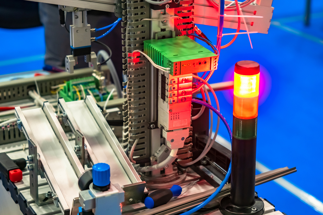 Instalación de equipos eléctricos sobre bastidores metálicos. Concepto eléctrico